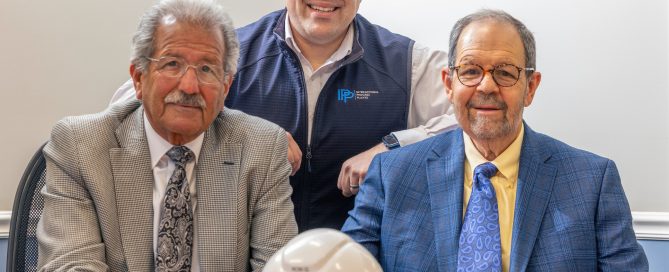La famille Gale, de gauche à droite : Ron, Ross et Jan, ainsi que l'équipe d'IPP proposent des solutions de sites d'usines de traitement qui permettent aux entreprises qui ont besoin d'augmenter leur capacité de gagner du temps et de l'argent.
