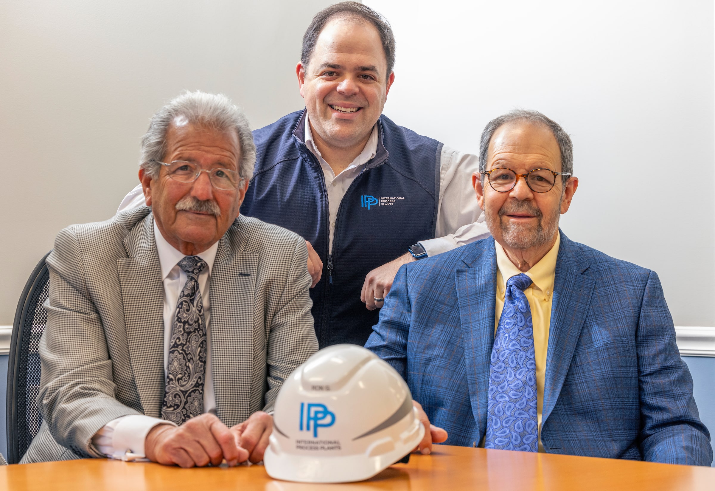 La famille Gale, de gauche à droite : Ron, Ross et Jan, ainsi que l'équipe d'IPP proposent des solutions de sites d'usines de traitement qui permettent aux entreprises qui ont besoin d'augmenter leur capacité de gagner du temps et de l'argent.