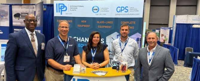 Członkowie zespołu IPP współpracują z globalnymi producentami w Savannah, dzieląc się rozwiązaniami w zakresie instalacji procesowych i sprzętu, które pomagają klientom sprawnie skalować, relokować lub wycofywać zakłady. Na zdjęciu od lewej do prawej: Keith West, Michael Ricchini, Donna Erichsen, William Kerlin i Scott Schwartz.