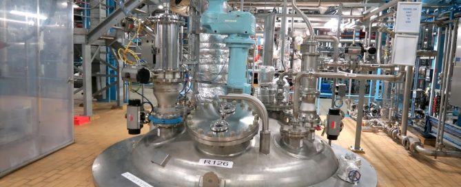 International Process Plants annonce la mise en service d'une usine de fabrication de principes actifs pharmaceutiques (API) clé en main, agréée par la FDA, l'EMA et la MHRA, à Grimsby, au Royaume-Uni. Ce site de 77 hectares, doté de trois bâtiments de production, d'une capacité de réacteurs de plus de 1 000 m³ et offrant des options d'achat ou de location flexibles, permet aux CDMO et aux fabricants de produits pharmaceutiques de répondre immédiatement aux enjeux de la régionalisation des chaînes d'approvisionnement.