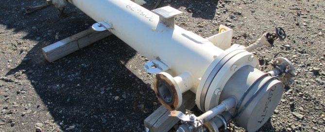 Кожухотрубный теплообменник, готовый к эксплуатации в химической или нефтехимической промышленности.